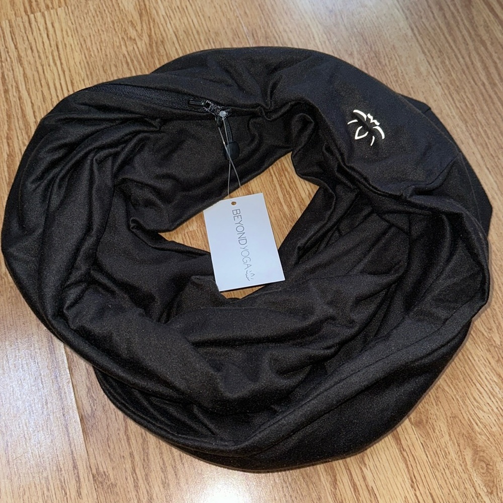 NWT Beyond Yoga Pocket Infinity Scarf